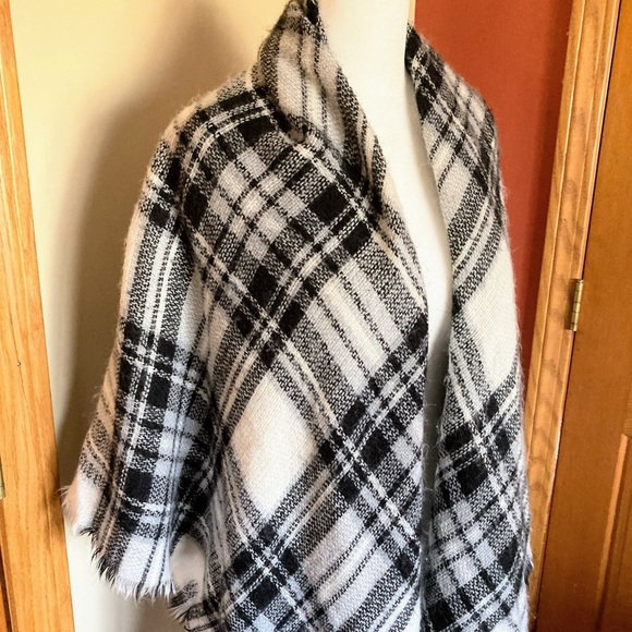 Modcloth large plaid blanket scarf wrap fringe black & white pattern 54”x54” - Picture 6 of 13